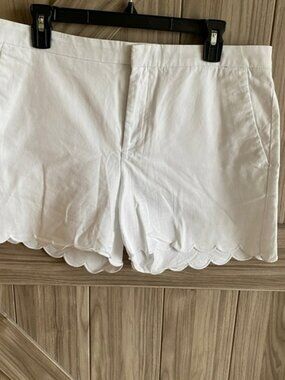 Banana republic factory, white shorts, scalloped hem